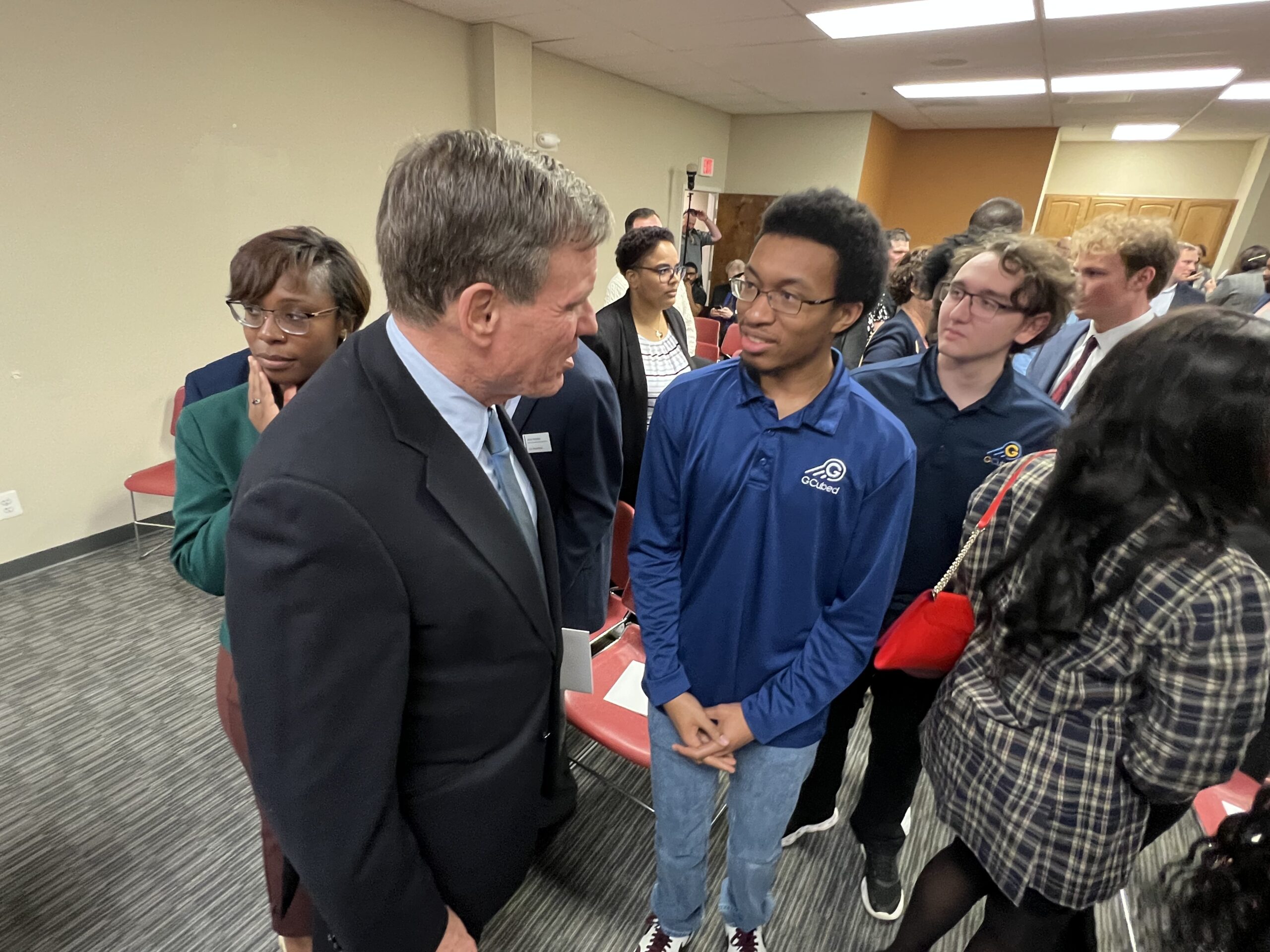 Senator Mark Warner talks to an intern